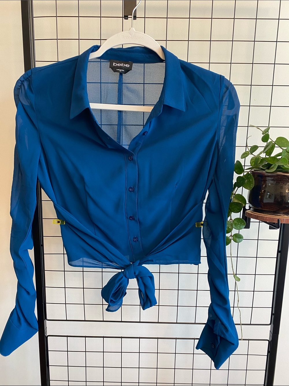 bebe xs Blue Tie-Front Button Down cropped Shirt